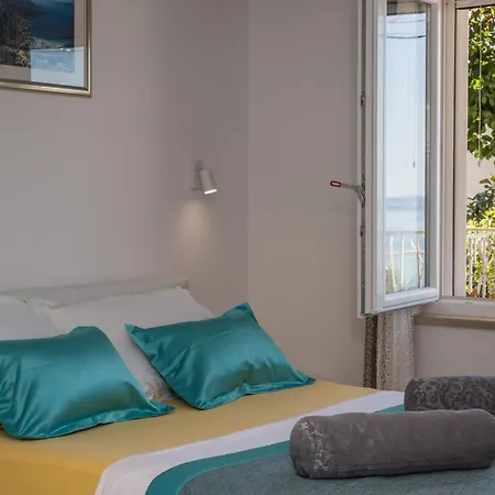 Grosse In Mit Terrasse Und Meerblick * Omiš