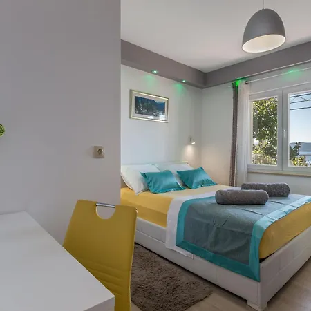 Grosse In Mit Terrasse Und Meerblick Apartment Omis