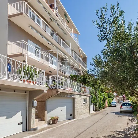 Grosse In Mit Terrasse Und Meerblick * Omiš