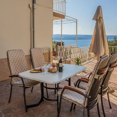 Apartment Grosse In Mit Terrasse Und Meerblick Omis